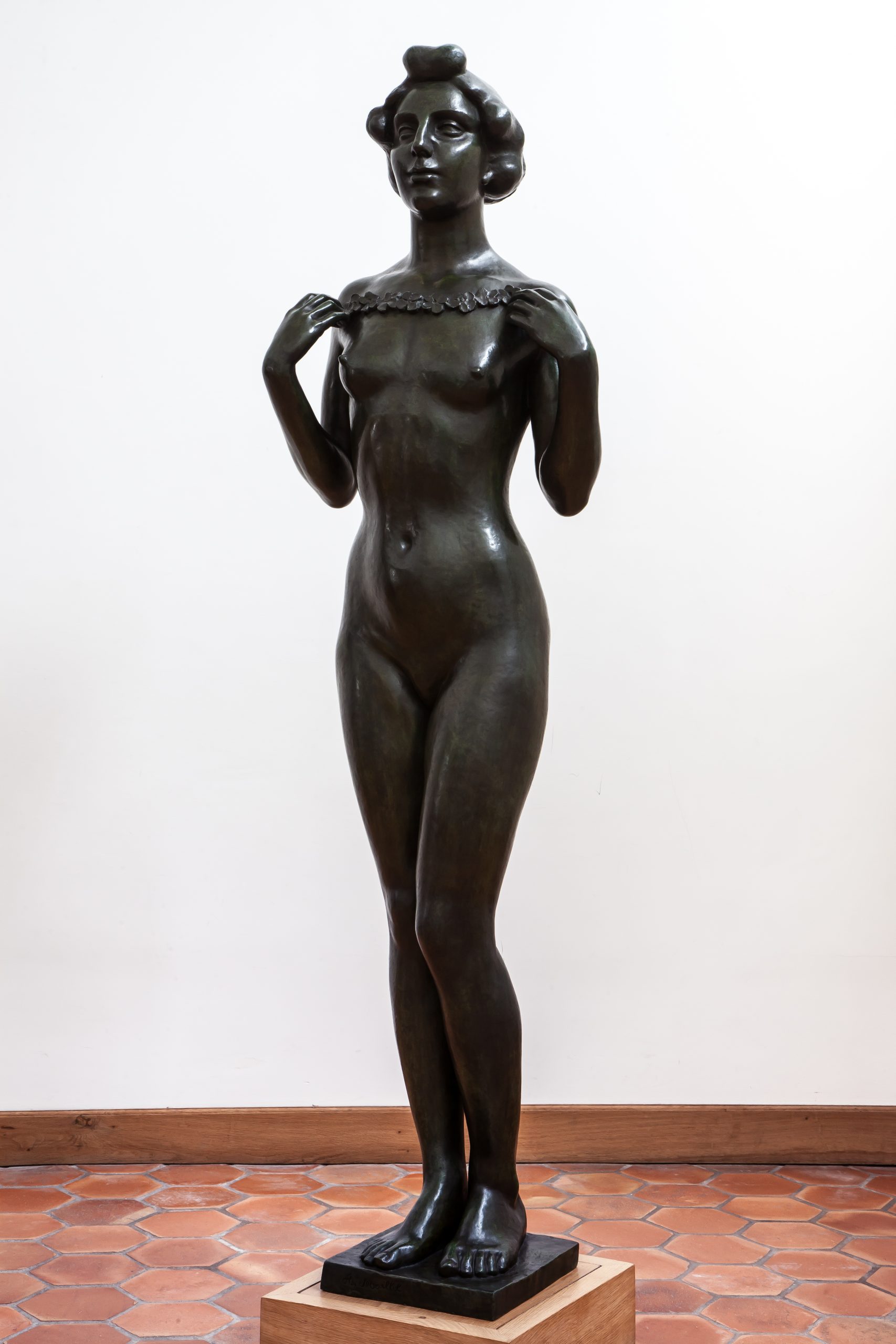 "Le Printemps" représente une femme nue, debout, pliant légèrement la jambe gauche. Elle tient dans ses mains un collier de fleur qu'elle pose au-dessus de sa poitrine.
