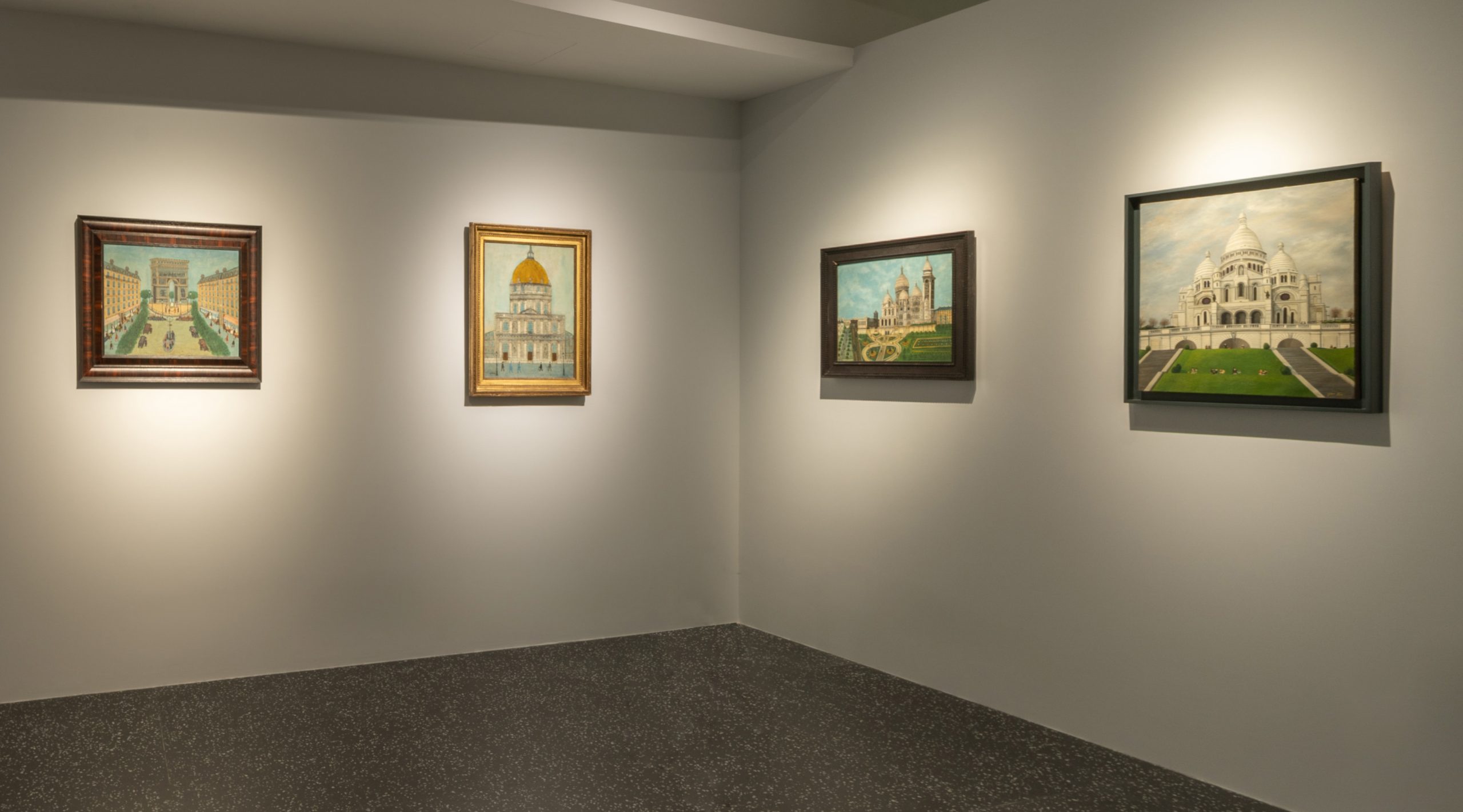 Vue de l'exposition, avec des tableaux représentant Montmartre