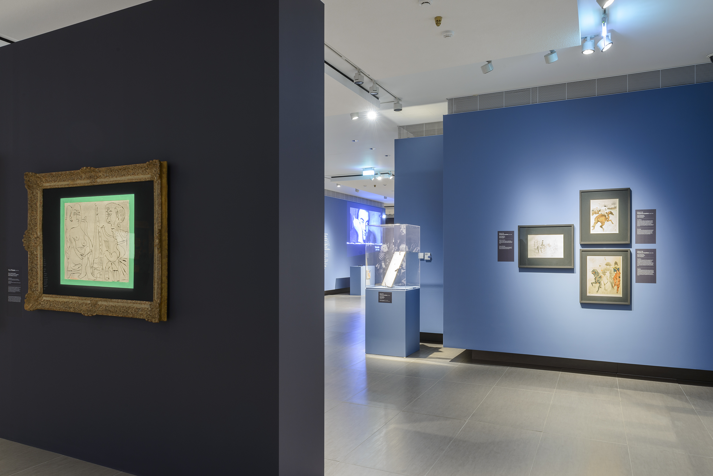Vue de l'exposition avec des dessins de Toulouse-Lautrec dans le fond