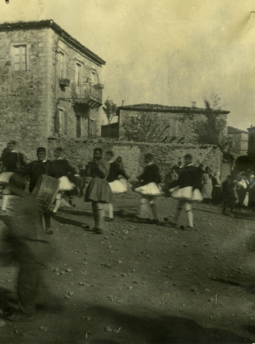 Une danse grecque pendant une fête dans le village d’Arachova, c. 7-10 mai 1908, photographe Harry Kessler, archive de la Fondation Dina Vierny – Musée Maillol.
