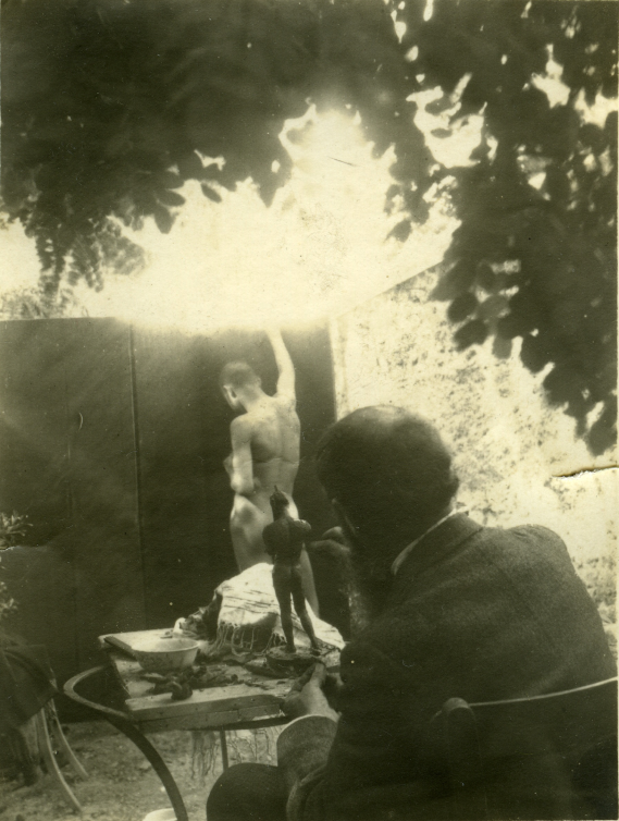 Aristide Maillol modelant une statuette en terre cuite avec un modèle masculin en Grèce, entre le 23 et le 27 mai 1908, photographe Harry Kessler, archive de la Fondation Dina Vierny – Musée Maillol.