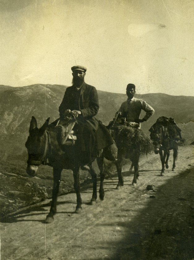 Aristide Maillol à dos de mulet en route vers Arachova, photographe Harry Kessler, 7 mai 1908, archive de la Fondation Dina Vierny – Musée Maillol.