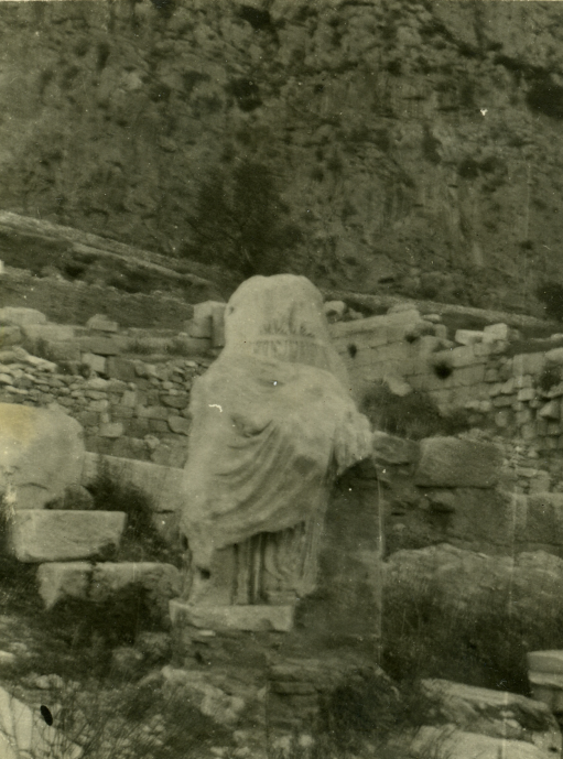 Vue d’une sculpture dans une ruine, mai 1908, photographe Harry Kessler, Archives de la Fondation Dina Vierny – Musée Maillol.