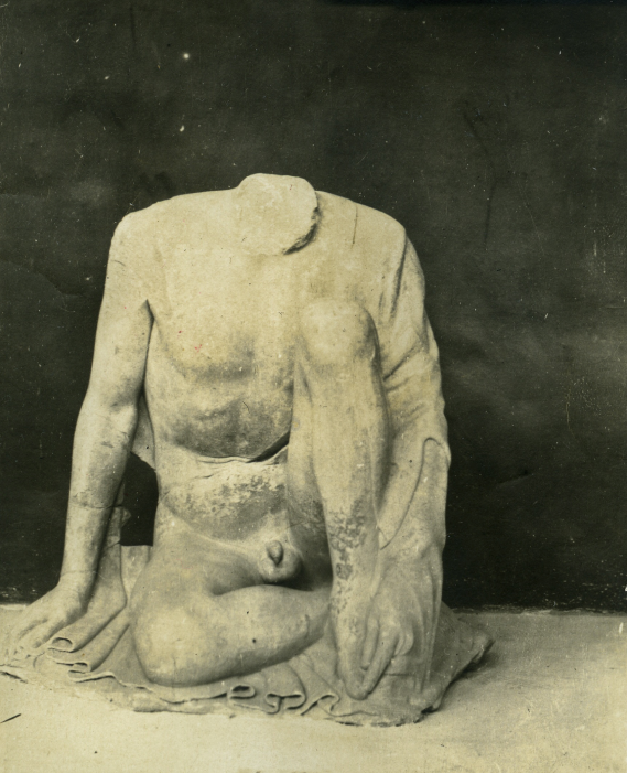 Sculpture de « l’Esclave assis », Fronton Est du temple de Zeus, conservé au Musée d’Olympie, avril-juin 1908, photographe Harry Kessler, archives de la Fondation Dina Vierny – Musée Maillol.