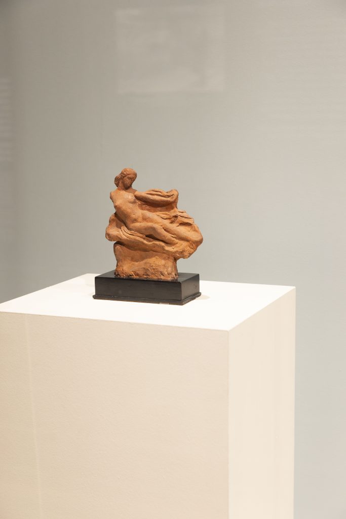 Aristide Maillol, Étude pour le Monument à Cézanne, dite Première Étude pour L’Air, vers 1907–1910. Terre cuite, 15,2 × 15,2 × 4,3 cm, Paris, Fondation Dina Vierny – Musée Maillol
